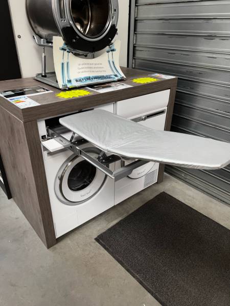 Buanderie Nouvelle Génération ASKO avec lave linge, sèche linge et planche à repasser